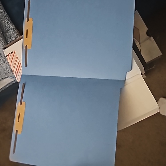 Brandnew box of 150 file folders - Picture 2 of 2